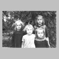 107-0024 Die drei Duckwitz-Schwestern mit Brigitte Fiedler, vorn in der Mitte, im Jahre 1925..jpg